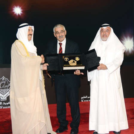 د عدنان شهاب الدين يقدم درعا تذكارية لصاحب السمو ويبدو د طاهر الصحاف