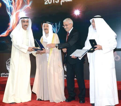 صاحب السمو مكرما احد الفائزين بجوائز التقدم العلمي