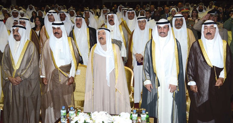 صاحب السمو الامير الشيخ صباح الاحمد وسمو ولي العهد الشيخ نواف الاحمد ومرزوق الغانم وجاسم الخرافي والشيخ جابر العبد الله خلال الحفل