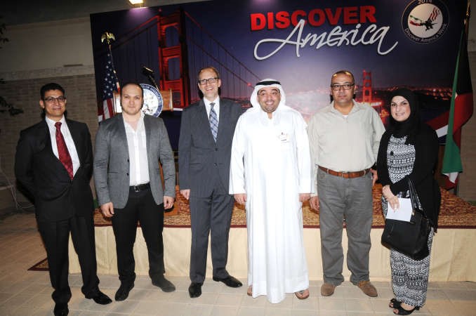 السفير الاميركي دوغلاس سيليمان ورئيس التحرير الزميل يوسف خالد المرزوق يتوسطان الزملاء اسامة دياب ودارين العلي ومدحت فاخوري وعلي محمد
