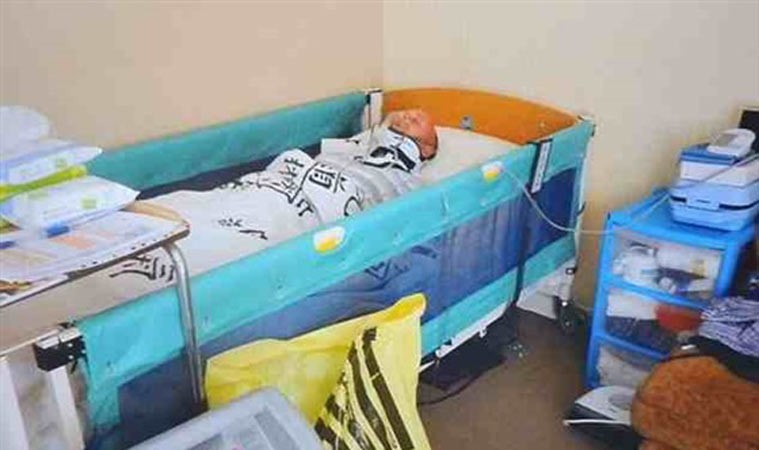 بالفيديو والصور.. متهم يدعي أنه في غيبوبة لمدة عامين لتجنب محاكمته 