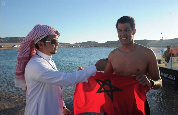 بالصور.. نجاح سباح مغربي في اجتياز خليج العقبة والوصول إلى مقناء