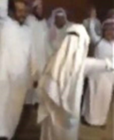 بالفيديو.. عرضة قبلية مع اطلاق نار "لمواساة" امرأة تزوّج عليها رفيق العمر: مهرة وما عليج قصور