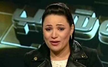 بالفيديو.. اعلامية مصرية تبكي على الهواء بسبب اعتداء جنسي