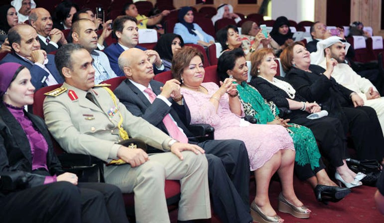 السفير المصري عبدالكريم سليمان واعضاء البعثة الديبلوماسية وحشد من الضيوف والجمهور اثناء الحفل