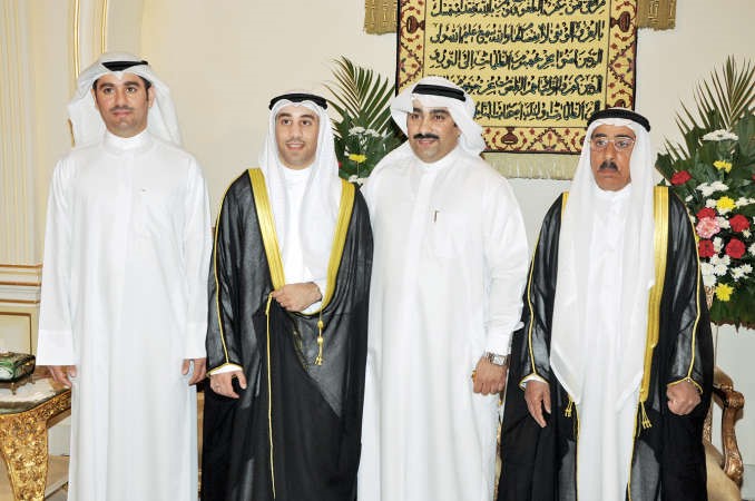 عبدالعزيز القلاف مع اولاده سعود وعلي ومحمد
﻿