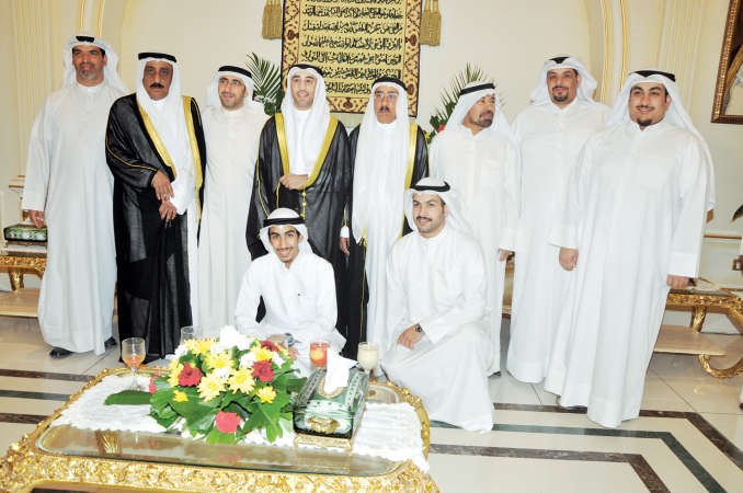 المعرس علي القلاف مع الاهل في لقطة تذكارية﻿
