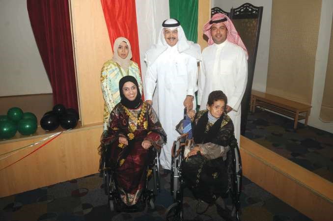 يوسف الجاسم متوسطا هيثم العنجري ورحاب بورسلي مع اثنين من فئة الداون 