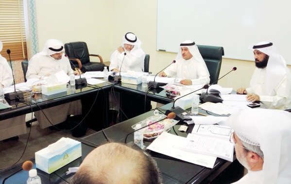 عادل الميع خلال ترؤسه اجتماع اللجنة﻿