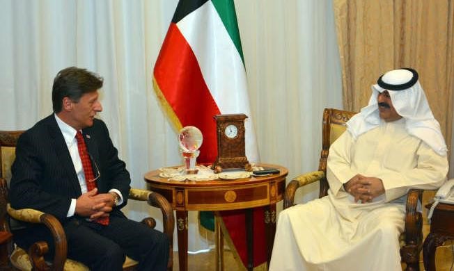 خالد الجار الله خلال لقائه سفير جورجيا رولاند بيريدزة 