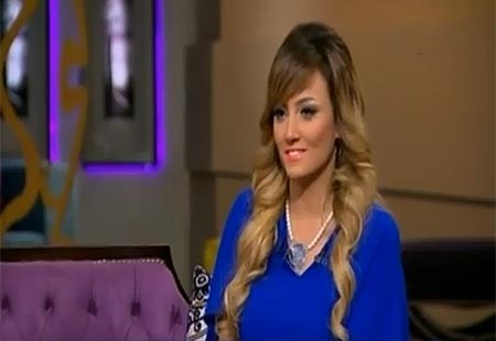 بالفيديو.. ممثلة مصرية تعرض فستان زفافها للبيع على الهواء 
