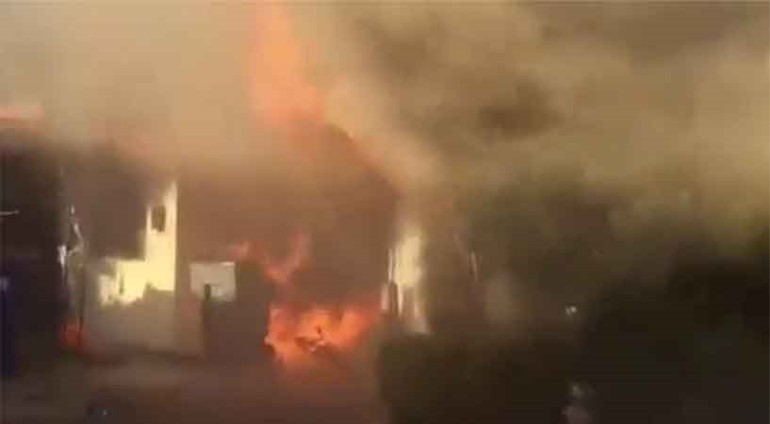 بالفيديو.. لحظات تحبس الانفاس لبطل "مجهول" اقتحم النيران لإنقاذ رجل عالق
