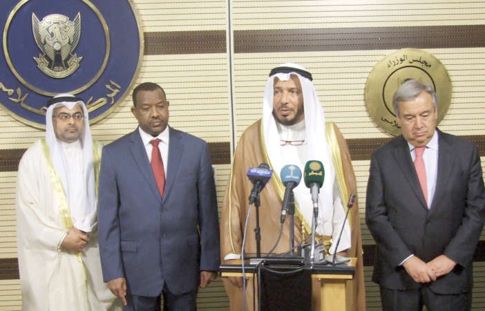 دعبدالله المعتوق والمفوض السامي انطونيو غوتيريس والسفير طلال منصور الهاجري