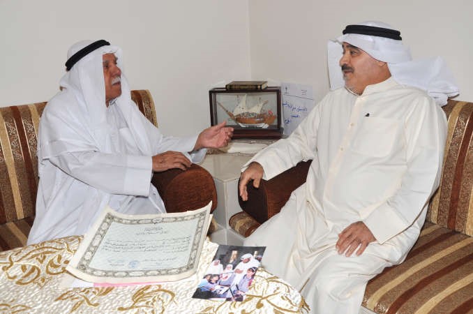 محمود الفرج متحدثا للزميل منصور الهاجري احمد علي