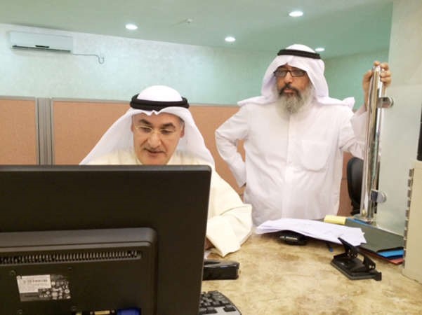 دطارق الشطي وعصام بن حيدر خلال انجاز المعاملات مع الموظفين ﻿