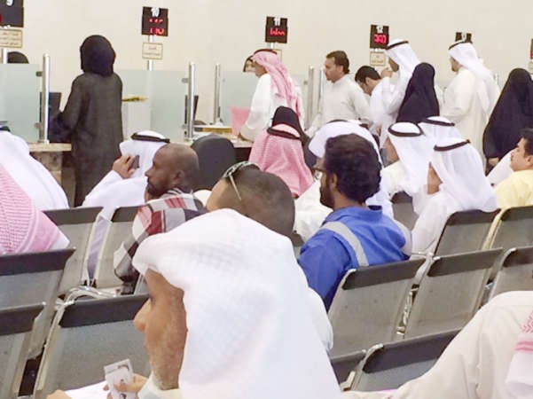 عدد من المراجعين في احدى صالات الاستقبال ﻿