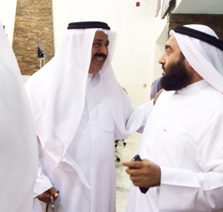 دحسين الدويهيس يتابع العمل مع مراقب الخدمات الطبية الوقائية عامر العنزي﻿