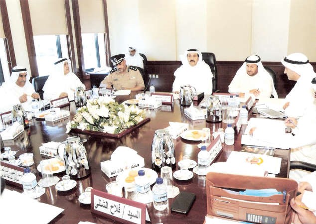 الفريق ماحمد الرجيب لدى اجتماعه بممثلي وزارات الدولة والمختارين
