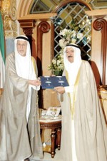 صاحب السمو الامير الشيخ صباح الاحمد يتسلم نسخة من تقرير الديوان من عبدالعزيز العدساني