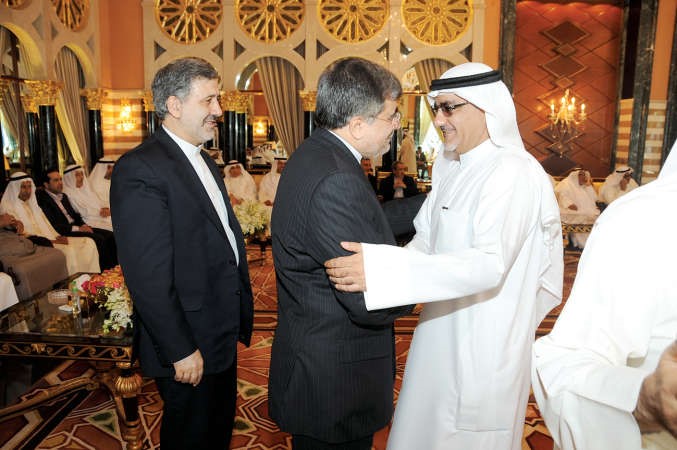  وخليل عبدالله مصافحا الضيف﻿