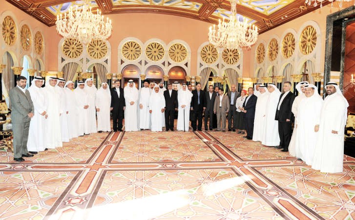 جواد بوخمسين متوسطا وزير الثقافة الايراني دعلي جنتي والوفد المرافق له وعددا من النواب والشخصيات خلال حفل الغداء الذي اقامه على شرف الضيف في ديوان بوخمسين 	هاني الشمري﻿
