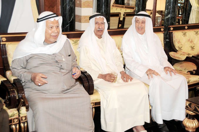 عبد المطلب الكاظمي واثنان من الحضور ﻿