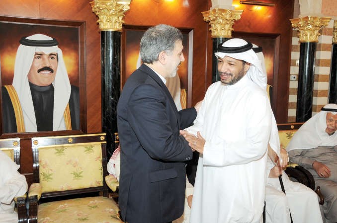 فيصل الدويسان مصافحا السفير الايراني علي عنايتي﻿