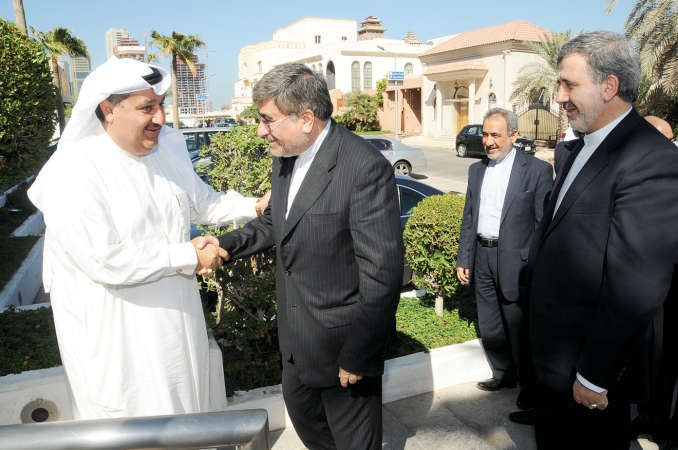 عماد بوخمسين مصافحا د علي جنتي لدى وصوله الى ديوان بوخمسين﻿
