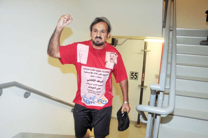 العيدان يرفع قبضته بعد وصوله الى النهاية﻿