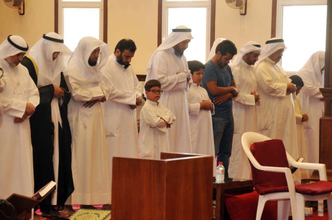 جانب من صلاة الاستسقاء باحد المساجد امس 
