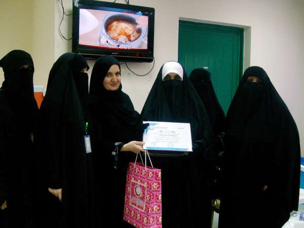 هند الذربان تكرم احدى العاملات باللجنة