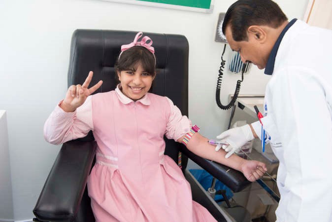 فحص احدى الطالبات ﻿