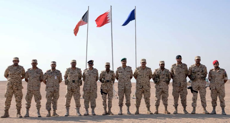الفريق الركن محمد الخضر مع الوفد البحريني 
