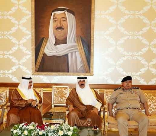 الشيخ محمد الخالد مستقبلا ضيفه في مطار الكويت