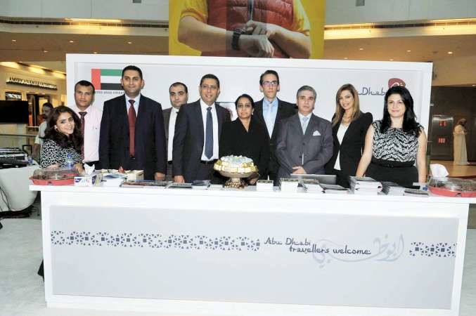ايمن ساويرس المدير العام لـ ايفا متوسطا فريق العمل خلال الفعالية 	قاسم باشا﻿