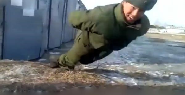 بالفيديو.. شاهد "حالة فريدة" جندي روسي يمارس تمرين الضغط دون استخدام يديه