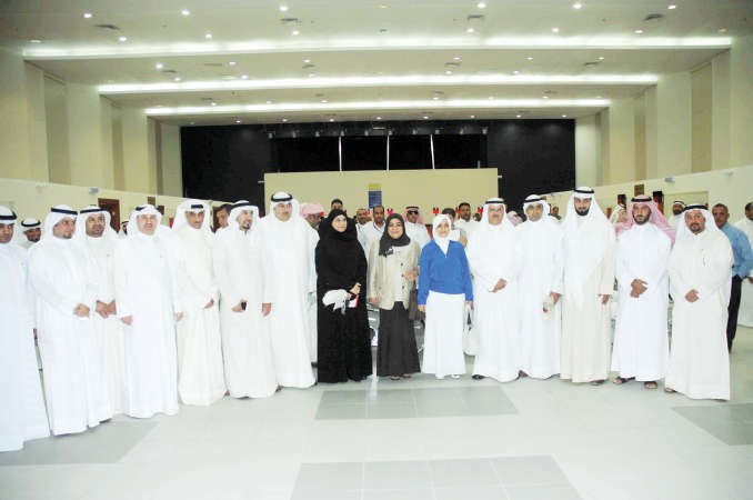 الوزيرة هند الصبيح مع نواب مدير عام هيئة العمل ومديري الادارات بالهيئة خلال افتتاح مقر ادارة عمل الفروانية																هاني عبدالله﻿