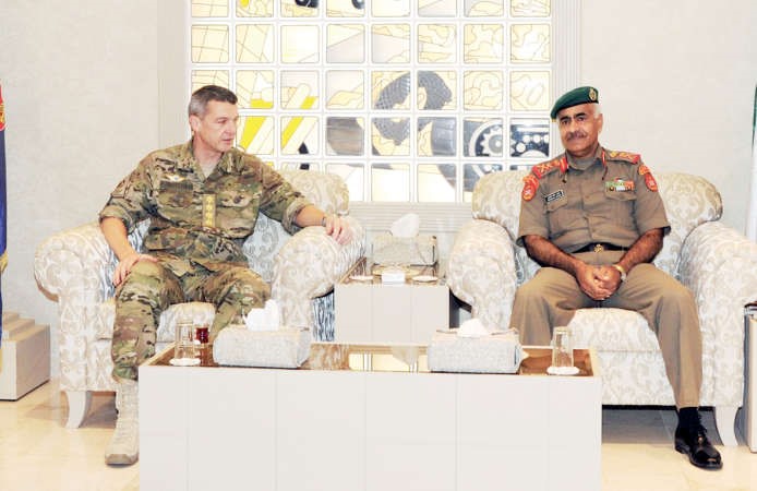 الفريق الركن محمد الخضر خلال استقباله الفريق بيتر بارترام