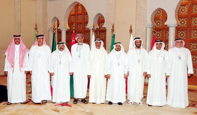 اللواء الركن احمد العميري والمشاركون في الاجتماع