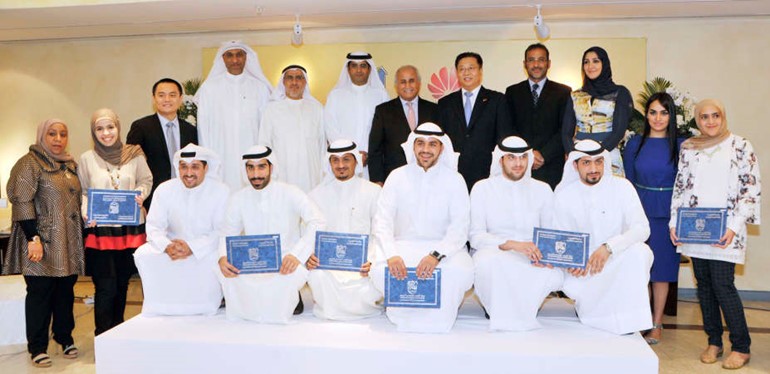 دعبداللطيف البدر والسفير الصيني يتوسطان الطلبة المكرمين﻿