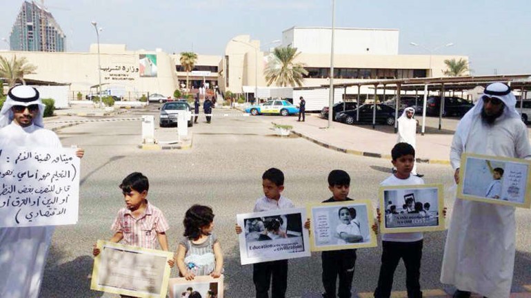 عدد من الطلبة البدون واولياء امورهم خلال الوقفة الاحتجاجية امام مبنى التربية﻿