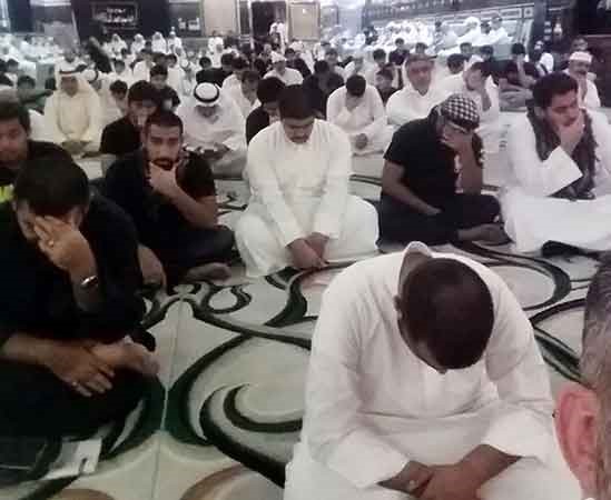 جمع من المعزين في حسينية عقيلة الطالبيين