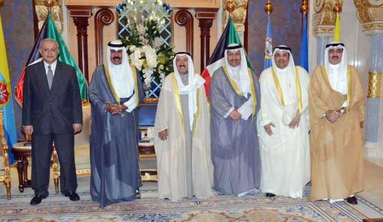 صاحب السمو الامير الشيخ صباح الاحمد وسمو ولي العهد الشيخ نواف الاحمد وسمو رئيس الوزراء الشيخ جابر المباركوعبداللطيف الروضان مع الوزيرين الجديدين يعقوب الصانع ود بدر العيسى