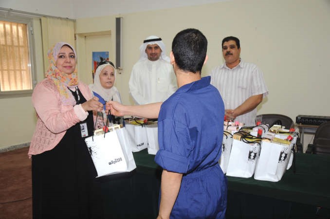 الزميلة انوار التنيب تسلم هدية لاحد نزلاء الدار﻿
