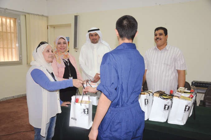 الزميلة بشرى شعبان تسلم هدية لاحد النزلاء﻿