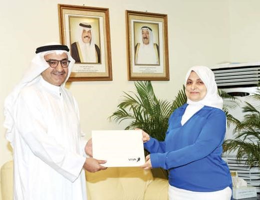 رئيس مجلس الادارة عادل الرومي مع وزير الشؤون الاجتماعية والعمل ووزير الدولة لشؤون التخطيط والتنمية هند الصبيح 