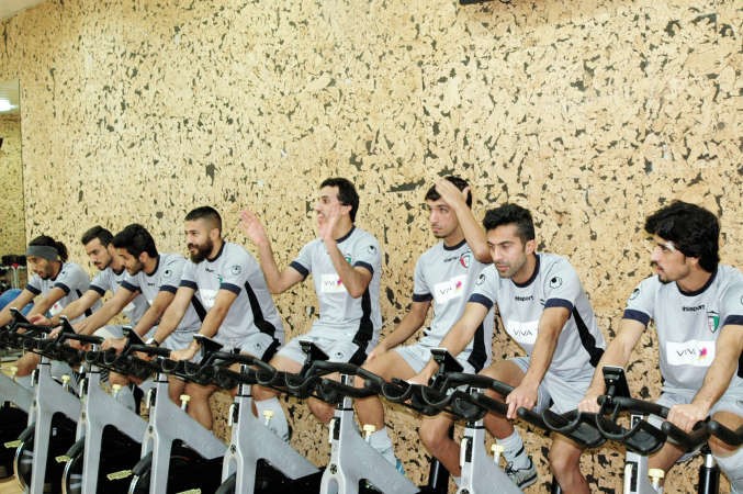 لاعبو منتخبنا خلال تدريبات اللياقة في صالة الحديد