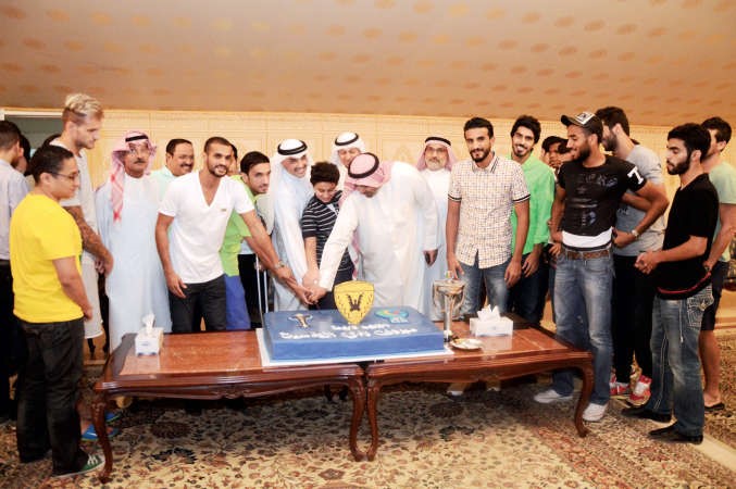 الشيخ خالد الفهد ومحمد براك المطير وبدر المطوع وصالح الشيخ يقطعون الكيكة﻿