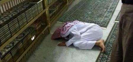 شاهد.. صورة معتمر كويتي يصاب بنوبة صرع اثناء السجود تغزو مواقع التواصل
