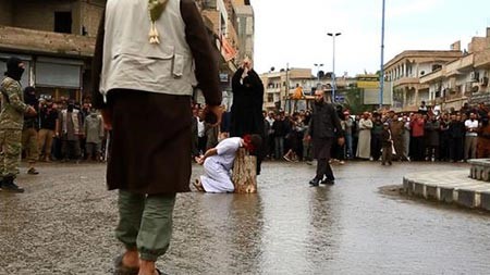 بالصور.. داعش يضع رؤوس سوريين على جذع شجرة ويقطعها بحد السيف